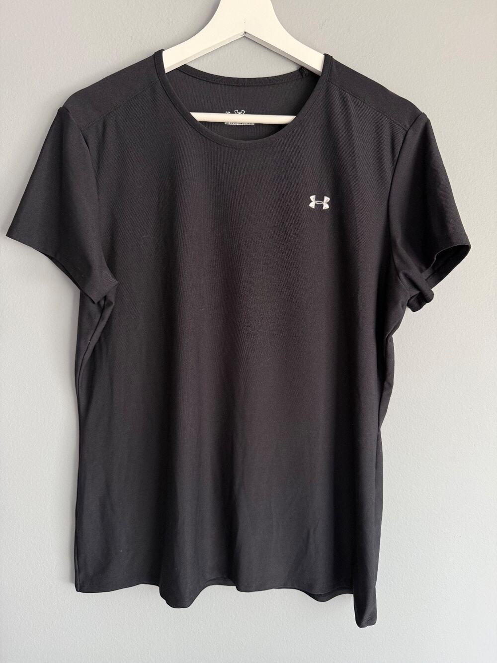 Under Armour Women HeatGear T-Shirt LG Black Crew Neck Athletic Sporty Chic